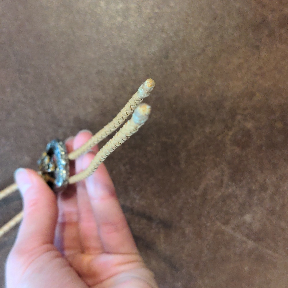 Vintage Western Bolo Necktie w/ Golden Saddle & Silvertone Stirrup Sliding Clip - Picture 4 of 9
